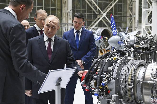 블라디미르 푸틴 러시아 대통령(오른쪽 두 번째)이 지난 5일(현지시간) 항공기 엔진 제작 공장을 방문해 설명을 듣고 있다. AP연합뉴스