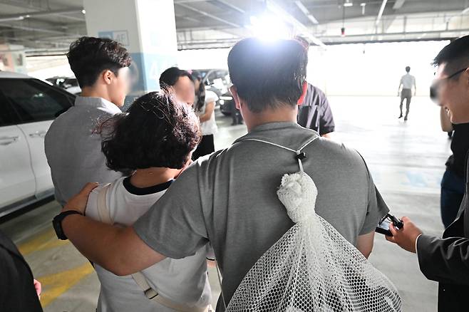 미국 이민당국에 의해 조지아주에 구금됐던 한국인 노동자들이 지난 12일 인천국제공항 제2여객터미널을 통해 귀국한 뒤 주차장에서 가족과 만나고 있다. 공항사진기자단