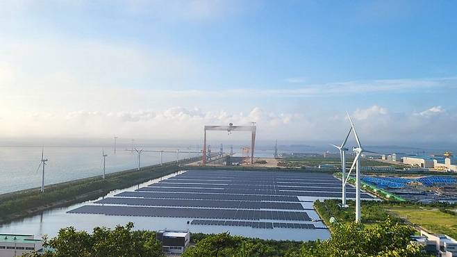 전북 군산 새만금 제2국가산업단지 내 유수지에 설치된 수상 태양광 발전소 전경. 새만금개발청 제공
