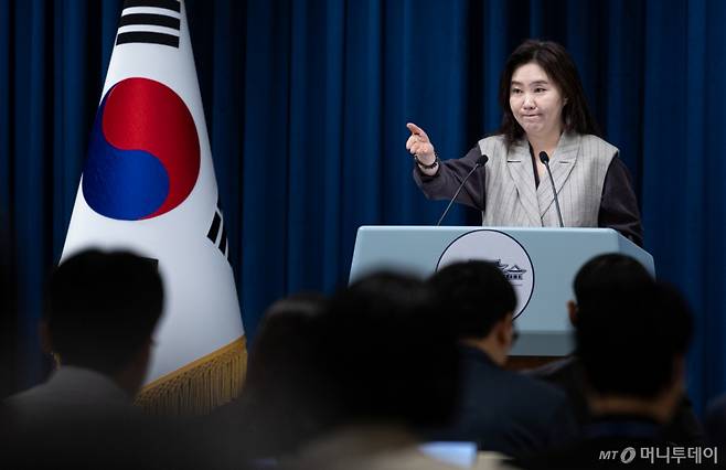 (서울=뉴스1) 이재명 기자 = 강유정 대통령실 대변인이 15일 서울 용산 대통령실 청사에서 핵심규제 합리화 전략회의 관련 브리핑을 마친 후 취재진 질문을 받고 있다. 2025.9.15/뉴스1 Copyright (C) 뉴스1. All rights reserved. 무단 전재 및 재배포, AI학습 이용 금지. /사진=(서울=뉴스1) 이재명 기자