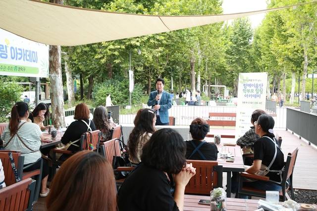 박준희 서울 관악구청장이 함께이음단 학부모 힐링 아카데미에서 학부모들과 소통하고 있다. 관악구청 제공