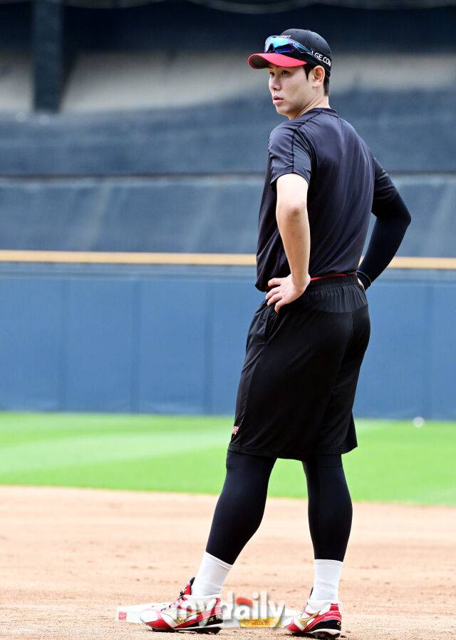 7일 오후 서울 잠실야구장에서 진행된 '2025 신한 SOL뱅크 KBO 리그' SSG-LG의 경기. LG 홍창기가 경기 전 주루 훈련을 하고 있다./마이데일리