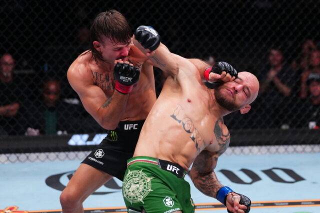 실바(오른쪽)에게 펀치를 적중하는 로페스. /UFC 제공