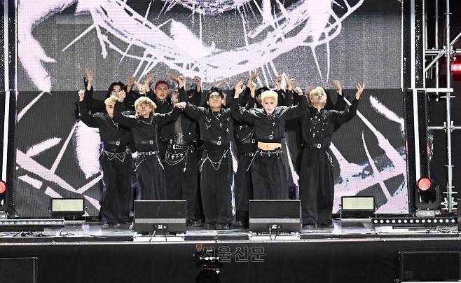 위너에 선정된 필리핀의 ‘패러다임’(PARADIGM)이 뛰어난 군무를 선보이고 있다. 안주영 전문기자