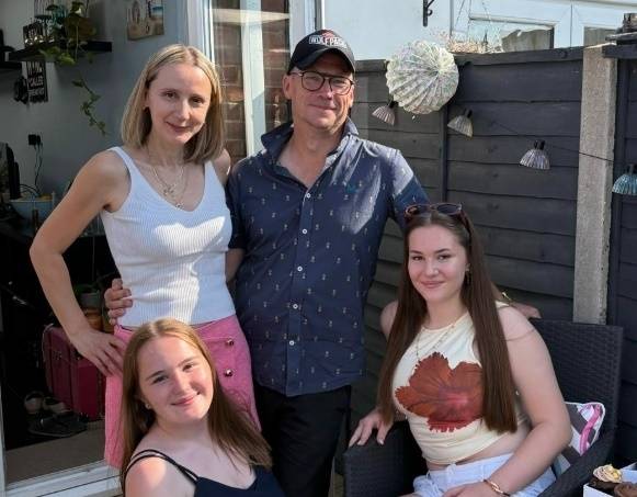 췌장암 투병 중인 크리스 십슨(Chris Sibson)이 아내와 두 딸과 포즈를 취하고 있다. 기부 모금 앱 ‘콜렉션 팟’ 페이스북(@collectionpot) 캡처