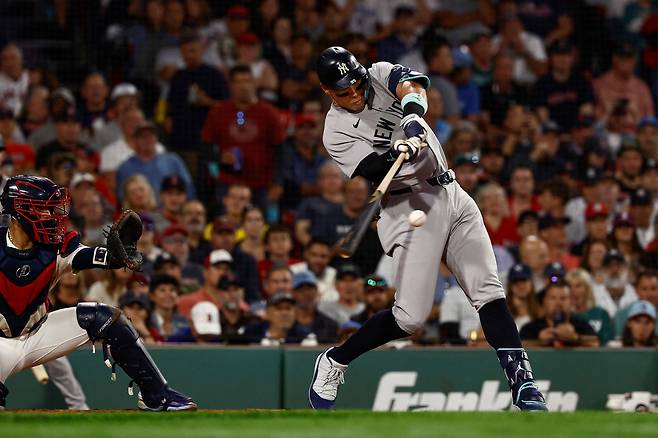 뉴욕 양키스 애런 저지가 15일 보스턴전에서 5회초 솔로 홈런을 날리고 있다. AFP연합뉴스