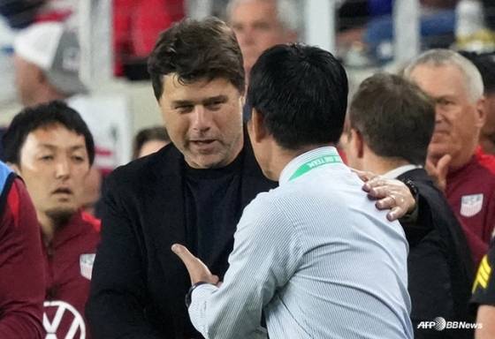 포체티노 감독(왼쪽)과 모리야스 감독이 경기 종료 후 악수하는 모습. /AFPBBNews=뉴스1