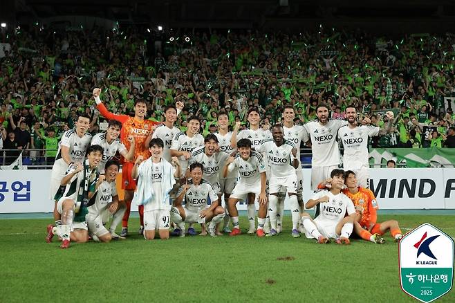 전북 현대 선수들이 경기 승리 후 서포터들과 사진 촬영을 함께하고 있다. /사진=한국프로축구연맹 제공
