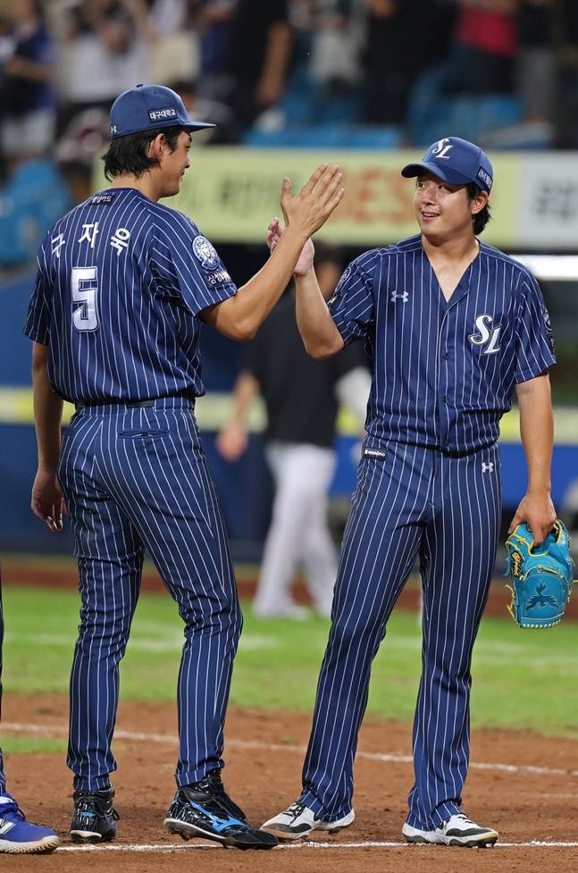 주장 구자욱(왼쪽)과 하이파이브를 하고 있는 양창섭. /사진=삼성 라이온즈