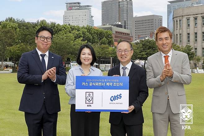 지난 12일 서울시청 앞 광장에서 열린 대한축구협회와 카스의 협약식 장면. /사진=대한축구협회 제공