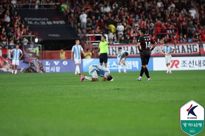 울산 HD 허율이 지난 13일 포항 스틸러스 원정 무승부 이후 그라운드에 엎드려 아쉬워하고 있다. /사진=한국프로축구연맹 제공