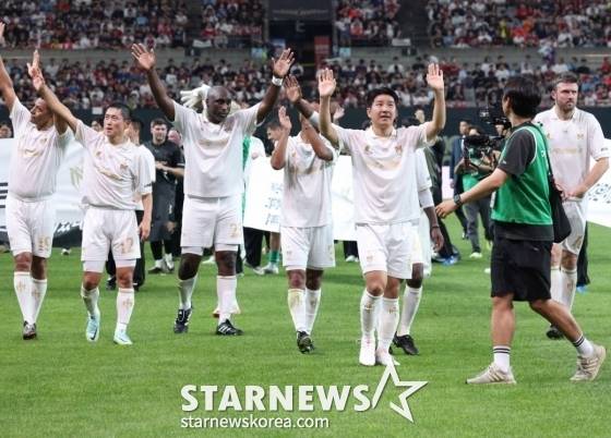 박주호(오른쪽에서 세 번째)를 비롯한 실드 유나이티드 선수들이 14일 오후 서울월드컵경기장에서 열린 '2025 아이콘 매치: 창의 귀환, 반격의 시작' 경기가 끝난 뒤 관중들에게 인사하고 있다. /사진=김진경 대기자