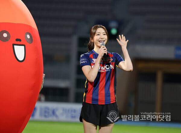 수원FC, 팬들에게 인사하는 성해윤 생명나눔 홍보대사.