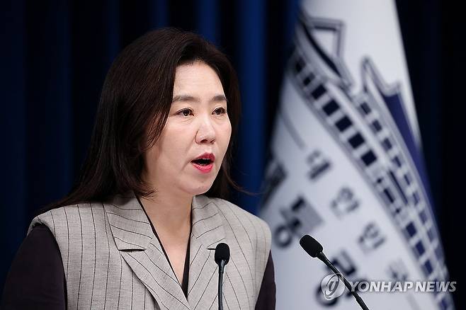핵심규제 합리화 전략회의 관련 브리핑하는 강유정 대변인 (서울=연합뉴스) 김도훈 기자 = 강유정 대통령실 대변인이 15일 용산 대통령실에서 이날 오후 열리는 핵심규제 합리화 전략회의에 대해 브리핑하고 있다.
핵심규제 합리화 전략회의는 신산업의 발목을 잡는 규제를 과감하게 해소하기 위해 신설된 민관 합동 회의 플랫폼으로 이날 오후 열리는 1차 회의에서는 청년세대 일자리 및 신산업의 성장을 막는 핵심 규제에 대한 논의가 진행될 예정이다. 2025.9.15 superdoo82@yna.co.kr