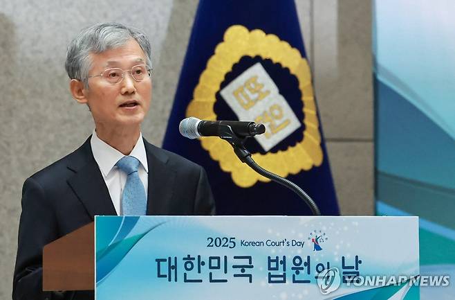 기념사하는 조희대 대법원장 (서울=연합뉴스) 홍해인 기자 = 조희대 대법원장이 12일 서울 서초구 대법원에서 열린 '2025 대한민국 법원의 날 기념식'에서 기념사를 하고 있다. 2025.9.12 hihong@yna.co.kr