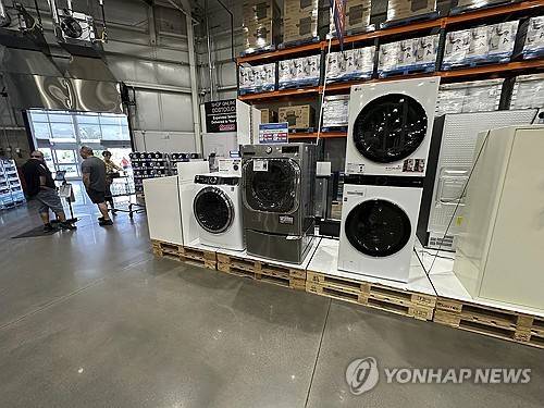 미국 매장에 진열된 세탁기들 (셰리던 <미국 콜로라도주> AP=연합뉴스 자료사진) 2025년 7월 8일 미국 콜로라도주 셰리던의 한 코스트코 매장 입구에 세탁기들이 진열돼 있다. (AP Photo/David Zalubowski, File) 2025.9.15.