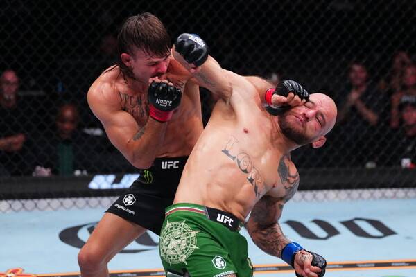 디에고 로페스와 제앙 실바의 경기 모습. 사진 | UFC