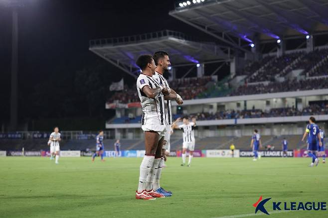 린가드와 둑스가 득점 후 세리머니를 하고 있다. 사진=한국프로축구연맹