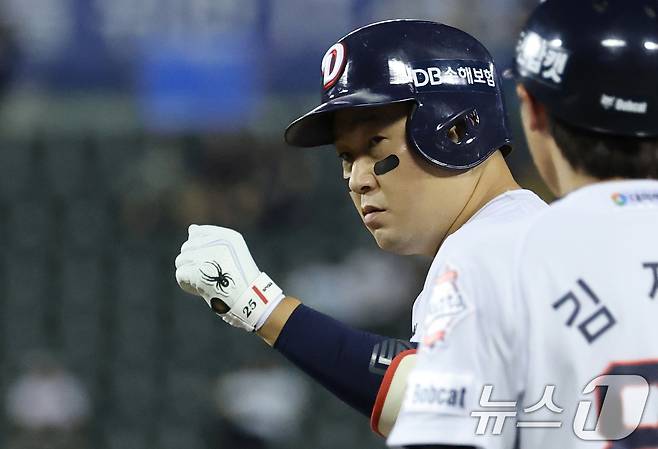 25일 서울 송파구 잠실야구장에서 열린 프로야구 '2025 신한 SOL뱅크 KBO 리그' LG 트윈스와 두산 베어스의 경기, 3:3으로 팽팽히 맞선 4회말 두산 공격 무사 1,3루 상황에서 양의지가 달아나는 1타점 작시타를 때린 후 기뻐하고 있다. 2025.7.25/뉴스1 ⓒ News1 오대일 기자