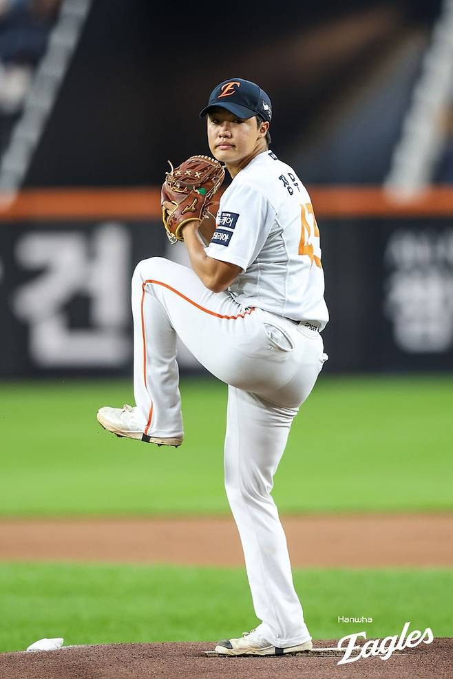 한화 루키 정우주가 15일 대전 한화생명 볼파크에서 열린 2025 KBO리그 키움전에 선발 등판해 역투하고 있다. 사진 | 한화 이글스