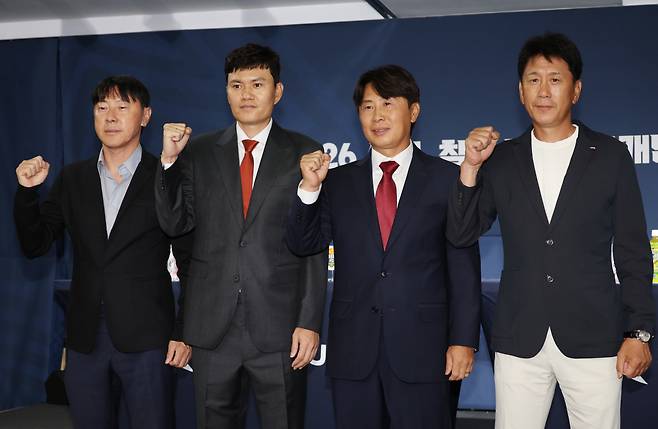 포즈 취하는 감독들
(서울=연합뉴스) 신준희 기자 = 4일 종로구 축구회관에서 열린 2025-26 ACL 참가 K리그 4개팀 미디어데이에서 각팀 감독들이 포즈를 취하고 있다.
왼쪽부터 울산HD 신태용 감독, 강원FC 정경호 감독, FC서울 김기동 감독, 포항 스틸러스 박태하 감독.