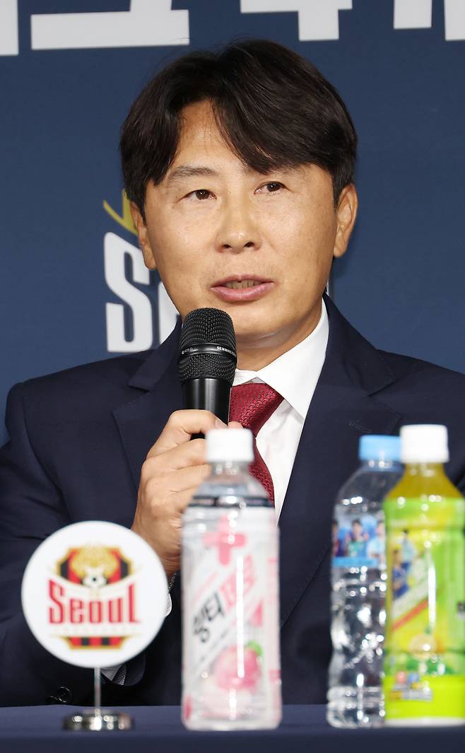 각오 말하는 김기동 감독
(서울=연합뉴스) 신준희 기자 = 4일 종로구 축구회관에서 열린 2025-26 ACL 참가 K리그 4개팀 미디어데이에서 FC서울 김기동 감독이 각오를 밝히고 있다. 2025.9.4
