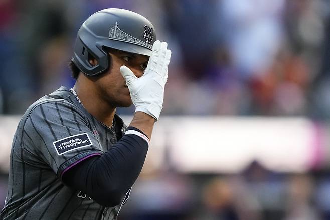 뉴욕 메츠 후안 소토가 지난 14일(한국시각) 텍사스 레인저스전에서 7회 홈런을 터뜨린 뒤 세리머니를 하며 베이스를 돌고 있다. AP연합뉴스