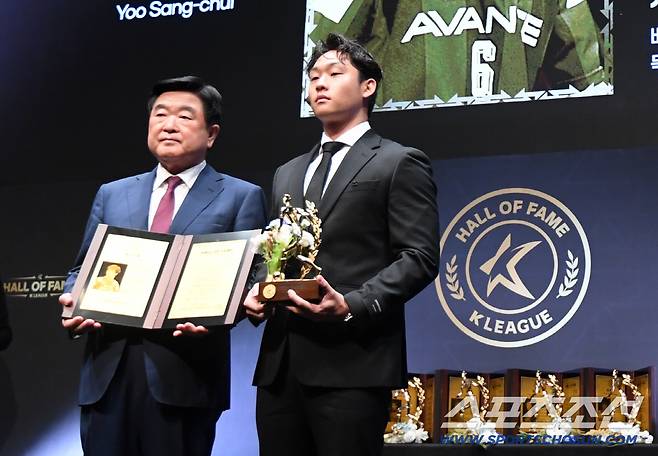 제 2회 K리그 명예의 전당 헌액식이 16일 서울 신문로 아산정책연구원에서 열렸다. 선수 부문에 선정된 고(故) 유상철 감독을 대신해 아들 유선우 군이 기념촬영을 하고 있다. 신문로=박재만 기자 pjm@sportschosun.com/2025.09.15/