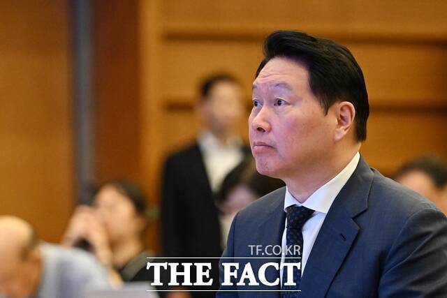 최태원 SK그룹 회장이 자신과 동거인 김희영 티앤씨재단 이사 관련 비방 영상을 올린 유튜버들을 상대로 고소를 진행 중이다. /더팩트 DB