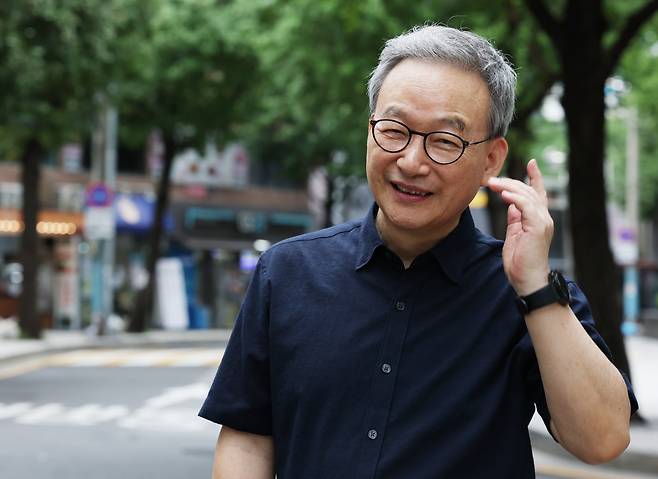 정호승 시인은 “편의점은 잠깐 들르는 장소”라고 했다. 시 ‘견인’에선 편의점을 인생에 빗대기도 했다. “잠깐 편의점에 뭐 사러 갔다 왔을 뿐인데 차가 끌려가는 거예요. 이 세상 잠깐 살았을 뿐인데 벌써 데리고 가는 것처럼요.”/이태경기자