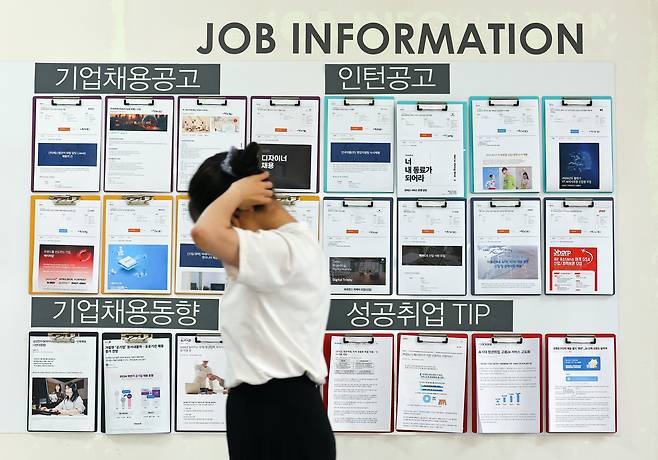 통계청이 '2025년 5월 경제활동인구조사-청년층 부가조사 결과'를 발표한 24일 서울 한 대학교 일자리센터에 기업들의 채용공고 안내문이 붙어 있다. /뉴시스