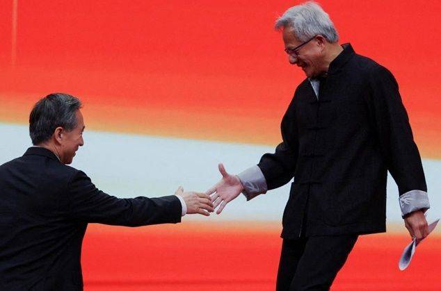 젠슨 황(오른쪽) 엔비디아 최고경영자(CEO)가 지난 7월 중국 베이징에서 열린 제3회 중국국제공급망촉진박람회 개막식에 참석해 렌홍빈 중국국제무역촉진위원회 회장과 악수하고 있다. ⓒ 로이터/연합뉴스