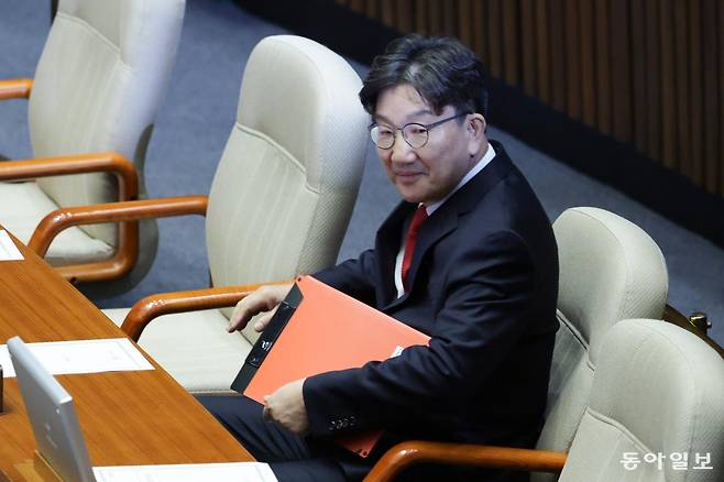 지난 11일 서울 여의도 국회 본회의장에서 권 의원이 본인의 체포동의안 표결을 마친 뒤 웃으며 자리에 앉아있다. 박형기 기자 oneshot@donga.com