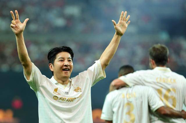 박주호가 14일 서울월드컵경기장에서 열린 2025 넥슨 아이콘 매치에서 골을 넣고 기뻐하고 있다. 연합뉴스