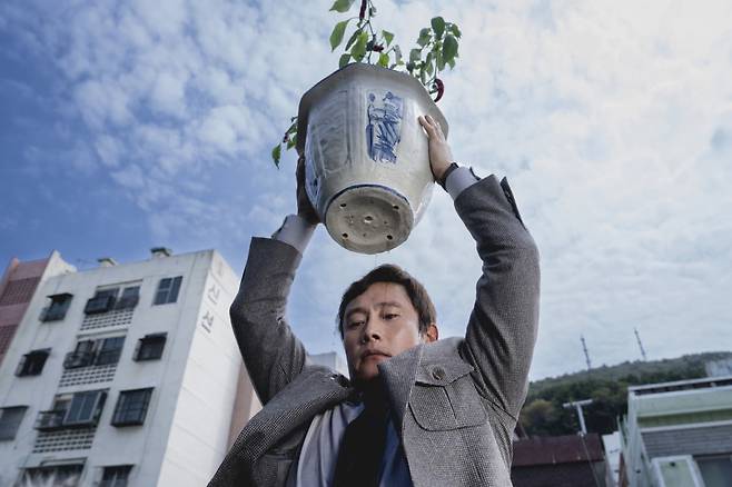 제30회 부산국제영화제 개막작으로 선정된 영화 '어쩔수가없다'의 한 장면. /BIFF 제공