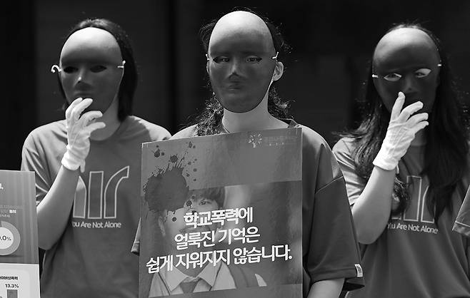 푸른나무재단 관계자들이 5월 22일 서울 서초구 푸른나무재단에서 2025 학교폭력 실태조사 발표 및 21대 대선후보 정책 제안 기자회견을 마치고 퍼포먼스를 하고 있다. 정효진 기자