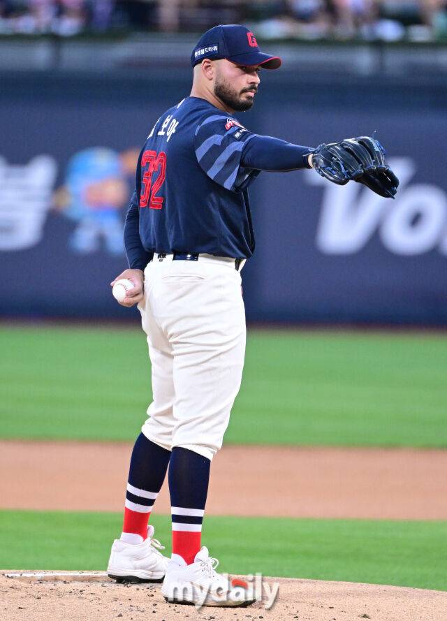 2025년 9월 3일 오후 경기도 수원KT위즈파크에서 열린 '2025 신한 SOL뱅크 KBO 리그' 롯데 자이언츠와 KT 위즈의 경기. 롯데 선발투수 감보아가 투구를 준비하고 있다./마이데일리