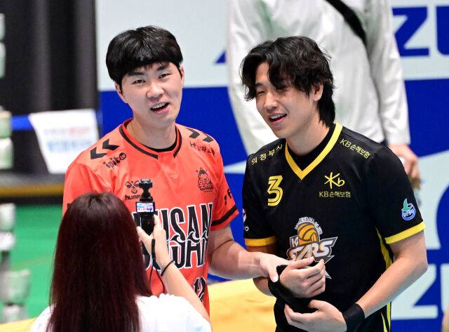 OK저축은행 전광인이 KB손해보험 이현승 손을 잡고 반갑게 인사하고 있다 / 한국배구연맹(KOVO)