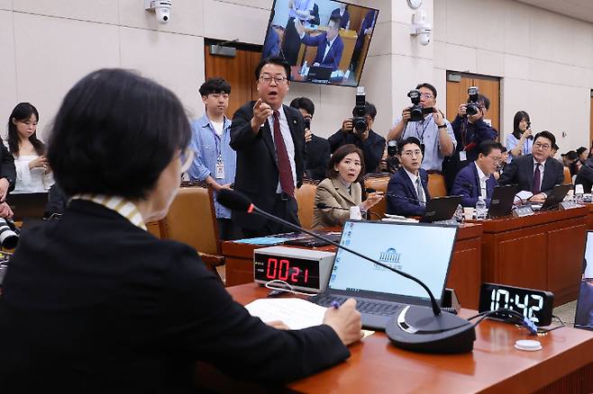 국민의힘 곽규택 의원이 16일 서울 여의도 국회에서 열린 법제사법위원회 전체회의에서 무소속 최혁진 의원 발언에 대한 제지를 추미애 위원장에게 요청하고 있다. 연합뉴스