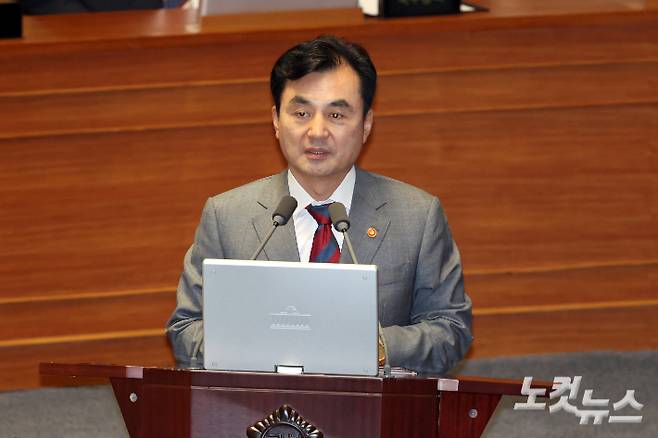 16일 서울 여의도 국회에서 열린 제429회국회(정기회) 제6차 본회의 외교·통일·안보 분야 대정부질문에서 안규백 국방부 장관이 의원 질의에 답변을 하고 있다. 윤창원 기자