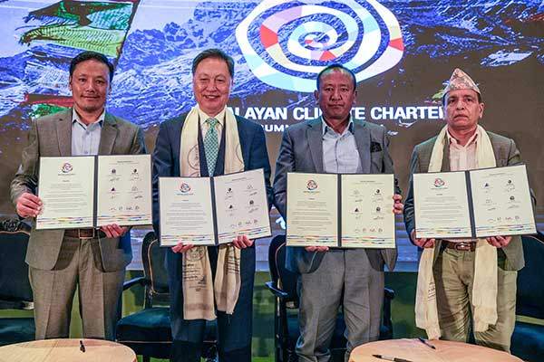 '히말라야 기후 헌장 2025'에 서명한 밍마 치리 네팔 쿰부 파상 라무 지역자치구 셰르파 시장, BYN 블랙야크 그룹 강태선 회장, 라마 카지 사가르마타 오염통제위원회 셰르파 회장, 타쿠 라즈 판데 네팔등산협회 부회장(왼쪽부터).