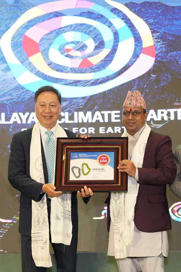 네팔등산협회의 감사패를 받은 강태선 회장이 네팔 정부 바드리 판데 문화관광항공부 장관과 기념사진을 찍었다.