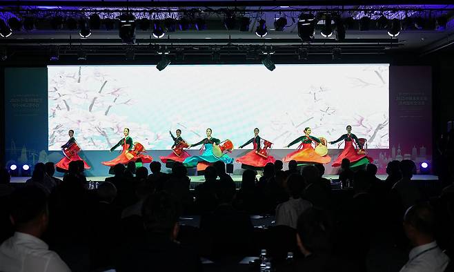 16일 한라컨벤션센터에서 열린 ‘2025 한·중 미래발전 제주국제교류주간’ 개막식에서 제주도립무용단의 ‘바람과 향, 그리고 춤’ 공연이 열리고 있다. 제주도 제공