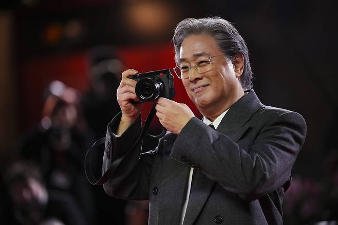 박찬욱 감독의 ‘어쩔수가없다’가 토론토국제영화제 국제 관객상을 수상하며 ‘오스카 레이스’의 초반 동력을 확보했딴 평가를 받고 있다. 뉴시스