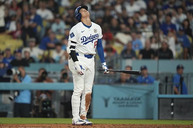 LA 다저스 오타니 쇼헤이가 16일 필라델피아전에서 7회말 삼진을 당한 뒤 아쉬워하고 있다. AP연합뉴스