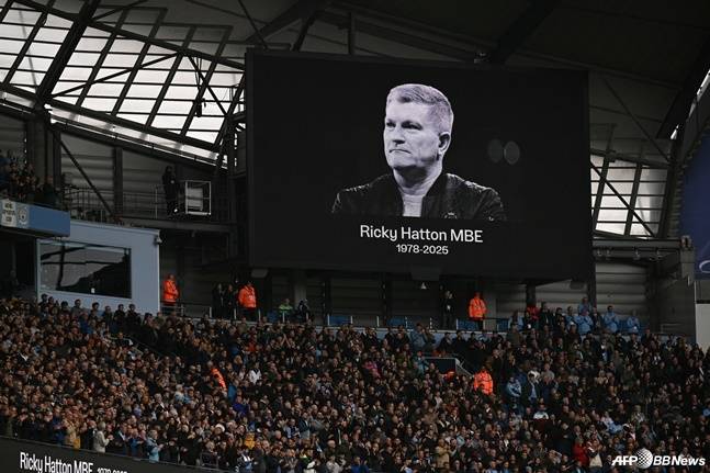 맨체스터 더비 전 리키 해튼 추모. /AFPBBNews=뉴스1