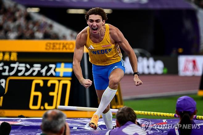 듀플랜티스, 6m30 넘고 세계선수권 3연패 (도쿄 EPA=연합뉴스) 듀플랜티스가 15일 일본 도쿄 국립경기장에서 열린 2025 세게육상선수권 남자 장대높이뛰기 결선에서 6m30의 세계신기록을 세우며 우승한 뒤 기뻐하고 있다.
