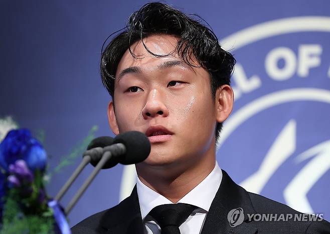 명예의 전당 소감 밝히는 고 유상철 감독 아들 유선우 씨 (서울=연합뉴스) 김성민 기자 = 16일 서울 종로구 아산정책연구원에서 열린 2025 K리그 명예의 전당 헌액식에서 고 유상철 감독의 아들인 유선우 씨가 소감을 말하고 있다. 2025.9.16 ksm7976@yna.co.kr