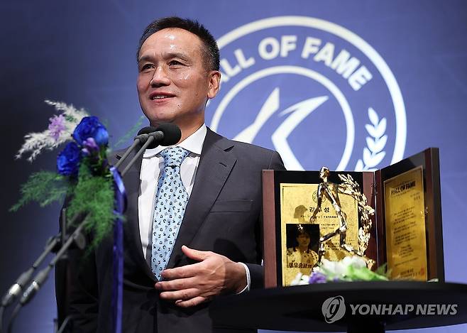 소감 밝히는 김주성 (서울=연합뉴스) 김성민 기자 = 16일 서울 종로구 아산정책연구원에서 열린 2025 K리그 명예의 전당 헌액식에서 김주성이 소감을 밝히고 있다. 2025.9.16 ksm7976@yna.co.kr