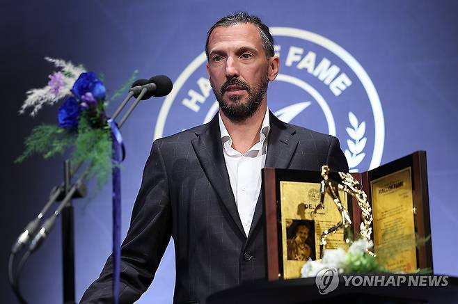 소감 밝히는 데얀 (서울=연합뉴스) 김성민 기자 = 16일 서울 종로구 아산정책연구원에서 열린 2025 K리그 명예의 전당 헌액식에서 데얀이 소감을 밝히고 있다. 2025.9.16
ksm7976@yna.co.kr